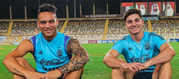 Después del final del encuentro, los argentinos se encontraron en el terreno de juego