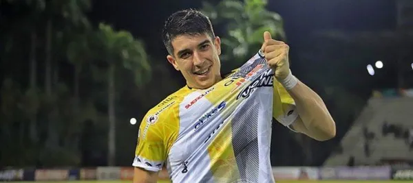 El argentino es titular en el duelo dando la sorpresa de la noche