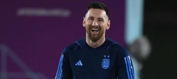 El atacante argentino y sus compañeros se divirtieron viendo los carteles de los hinchas chinos