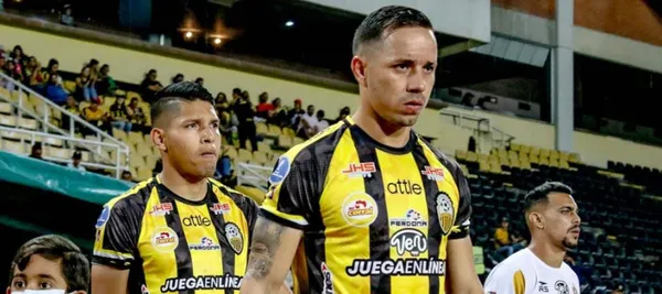 El aurinegro se alzó con la victoria y alcanza la cima