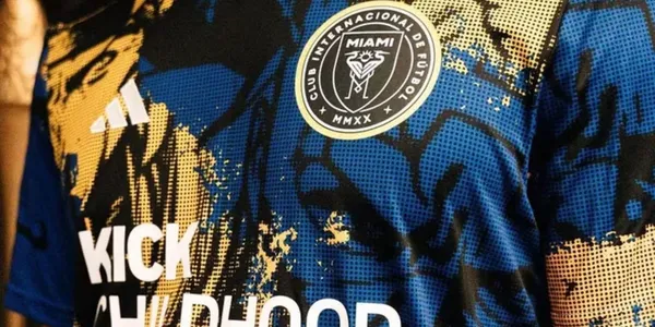 El conjunto habitualmente rosado presentró una nueva camiseta