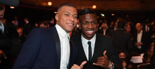 El delantero francés disfrua de sus vacaciones pero esta vez con otros jugador del merengue