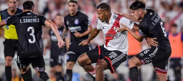 El delantero venezolano volvió a quedar relegado al banco de suplentes