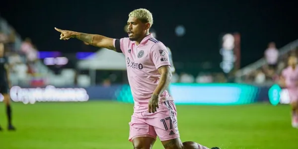 El delantero vinotinto se podría ir del equipo para que llegue Suárez