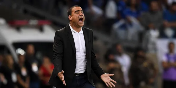 El entrenador de Caracas, Leo González, y sus números que atormentan a González.