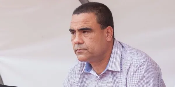 El exabrupto de Leo González en el partido de Caracas que hace que el árbitro tome cartas en el asunto y genera el enojo de la hinchada del Caracas.