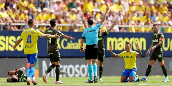 El jugador vinotinto se fue expulsado temprano, al inicio del partido