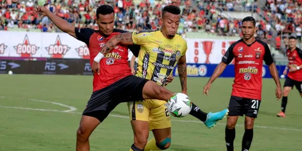 El loca y el aurinegro se fueron empatando al vestuario 0 a 0