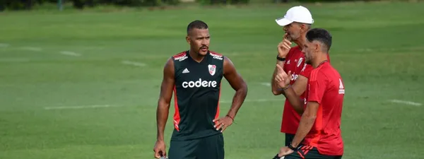 El rendimiento del delantero venezolano no convencería al entrenador y quizás lo siente en el próximo partido.