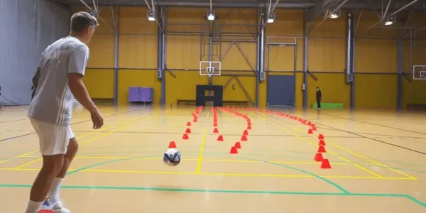 El volante alemán está entrado en años pero no pierde las habilidades