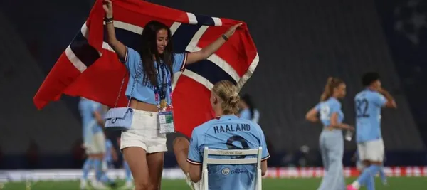 La novia del delantero noruego apareció oficialmente en los festejos del City