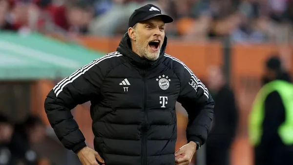 Tuchel indicando desde el banco