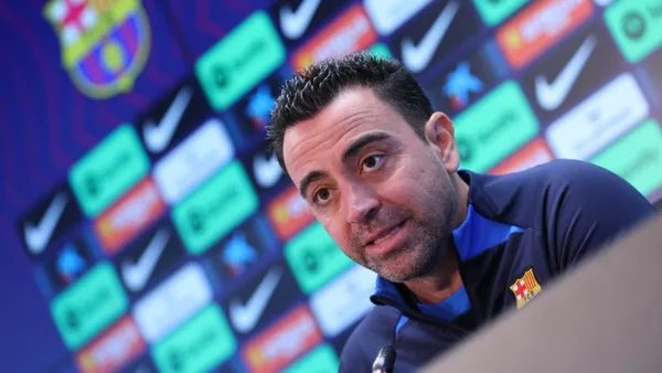 Xavi relajado de que se queda el defensor