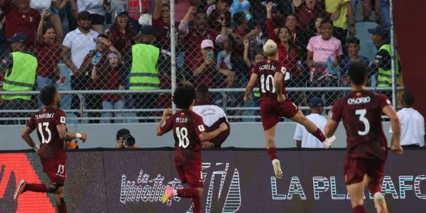 Yeferson Soteldo tomó el esférico desde la mitad de cancha para burlarse fácilmente de Gary Medel