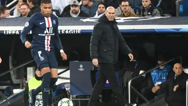 Mbappé en el campo y Zidane detrás